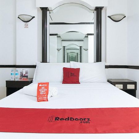 Reddoorz At Plus Villa Gloria Тагиг Экстерьер фото